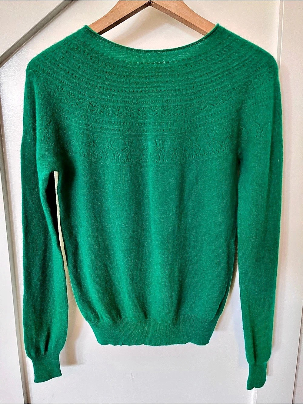 100% Wool Green Crewneck Sweater Soft Knit Textured Detail